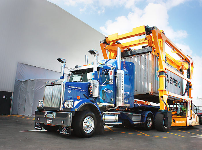 Combilift – COMBI-SC – Straddle Carrier - Handling Containers - Loading Truck