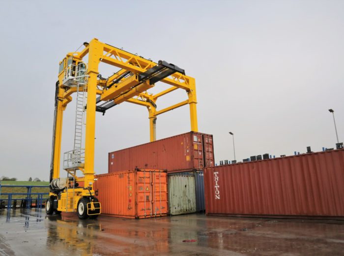 Combilift – COMBI-SC – Straddle Carrier - Handling Containers - Stacking