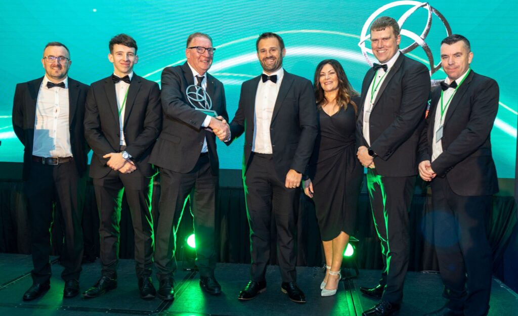 Tommy Mohan et Noel O’Dowd ont reçu le prix « Ingénierie industrielle – Fabrication d’équipements » pour le Combi-XL6 lors des Irish Steel Awards 2026.